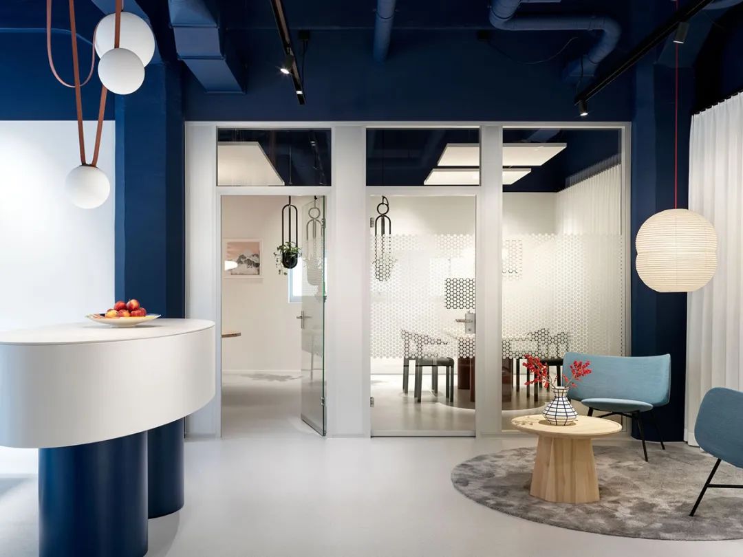 旧建筑里的金融美学：瑞士TreuVision办公家具与软装的小空间魔法