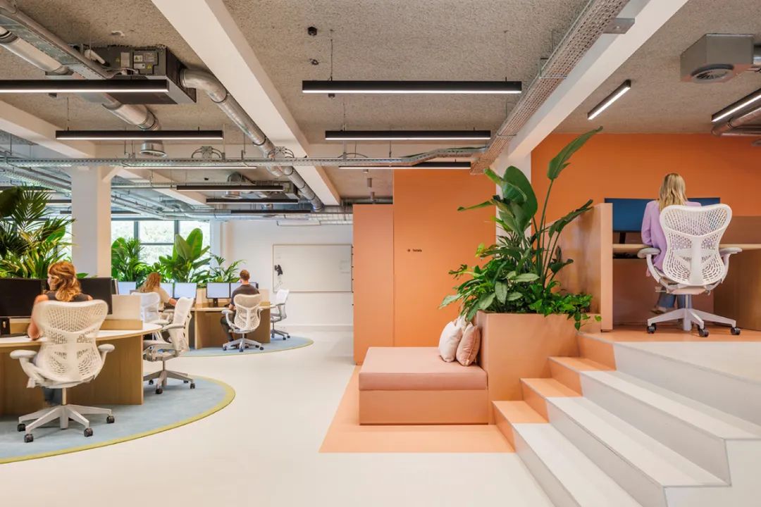 马里奥与马卡龙：荷兰旅行社的定制化办公空间设计