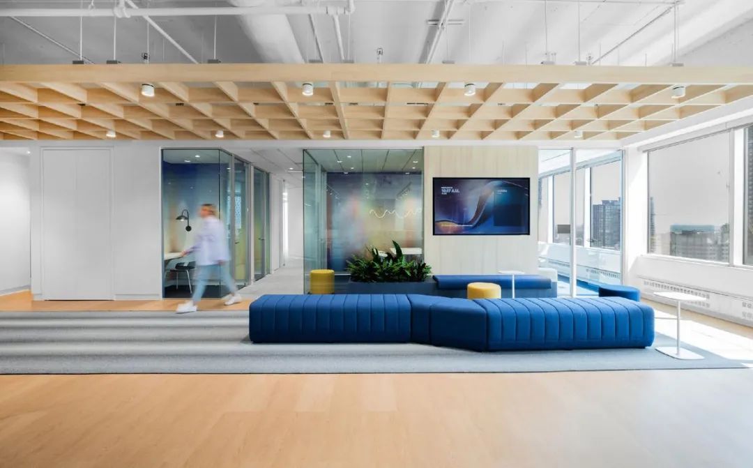 保险行业办公环境设计新范式：XN蒙特利尔总部如何用办公家具与软装设计“拆掉前台”  l