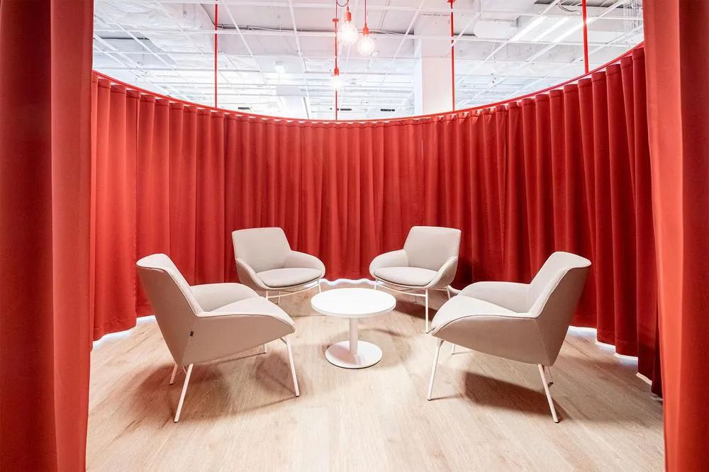 沃达丰布拉格总部改造的办公家具与色彩重塑