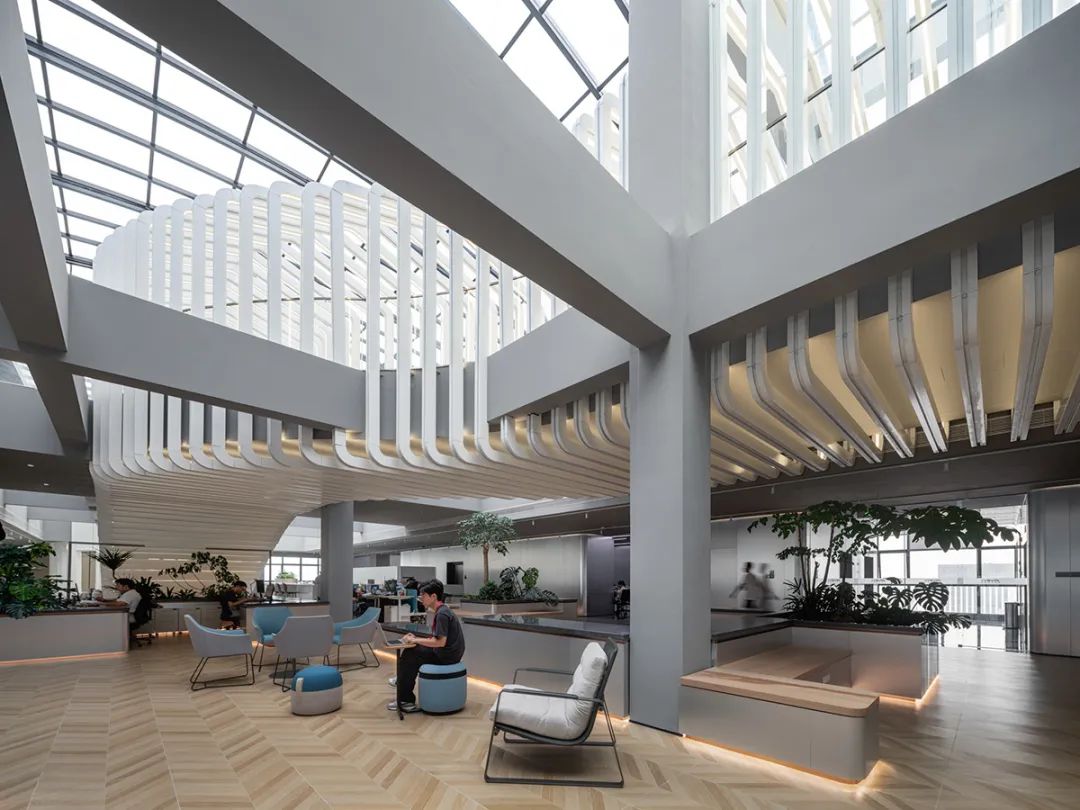 骏跃科技杭州总部办公家具配件展示空间：轻盈的创造连接